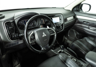 Подержанный автомобиль Mitsubishi Outlander 2014 года (11 фото)