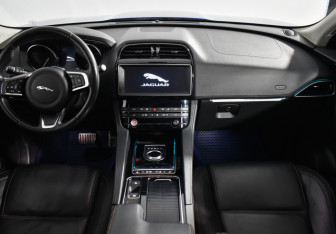 Подержанный автомобиль Jaguar F-Pace 2018 года (14 фото)