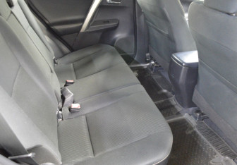 Подержанный автомобиль Toyota RAV4 2015 года (13 фото)
