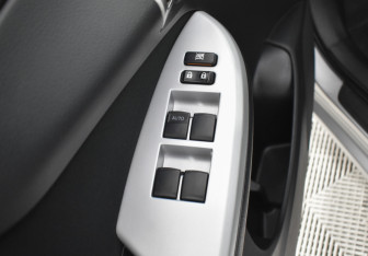 Подержанный автомобиль Toyota Corolla Sedan 2012 года (17 фото)