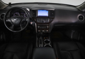 Подержанный автомобиль Nissan Pathfinder 2015 года (9 фото)