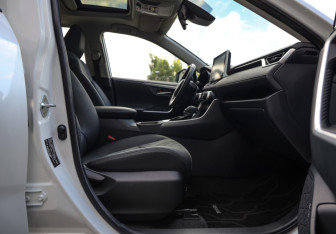 Подержанный автомобиль Toyota RAV4 2022 года (18 фото)