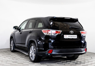 Подержанный автомобиль Toyota Highlander 2014 года (7 фото)