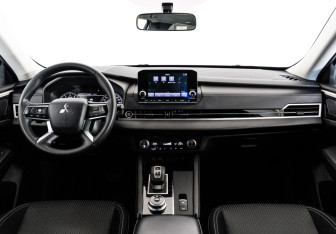 Подержанный автомобиль Mitsubishi Outlander 2022 года (12 фото)