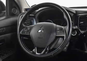 Подержанный автомобиль Mitsubishi Outlander 2017 года (14 фото)