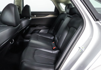 Подержанный автомобиль Kia K5 2021 года (10 фото)