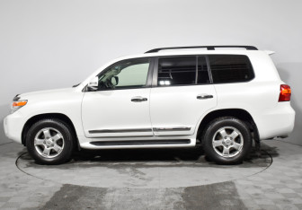 Подержанный автомобиль Toyota Land Cruiser Suv 2013 года (8 фото)