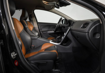 Подержанный автомобиль Volvo V60 Cross Country 2015 года (23 фото)
