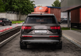 Подержанный автомобиль Audi Q7 2017 года (7 фото)