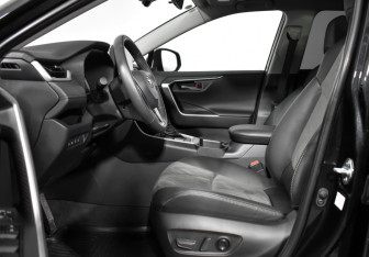 Подержанный автомобиль Toyota RAV4 2024 года (11 фото)