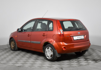 Подержанный автомобиль Ford Fiesta Hatchback 2007 года (7 фото)
