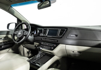 Подержанный автомобиль Kia Carnival 2017 года (9 фото)