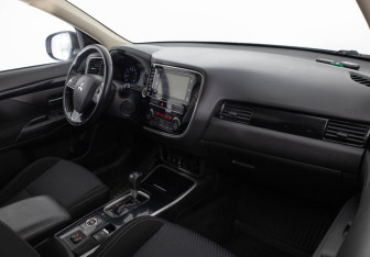Подержанный автомобиль Mitsubishi Outlander 2019 года (16 фото)