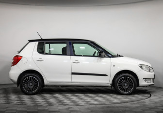 Подержанный автомобиль Skoda Fabia Hatchback 2013 года (4 фото)