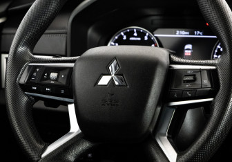Подержанный автомобиль Mitsubishi Outlander 2022 года (13 фото)