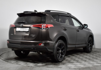 Подержанный автомобиль Toyota RAV4 2018 года (5 фото)