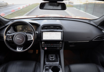 Подержанный автомобиль Jaguar F-Pace 2016 года (10 фото)