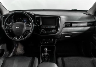 Подержанный автомобиль Mitsubishi Outlander 2017 года (15 фото)