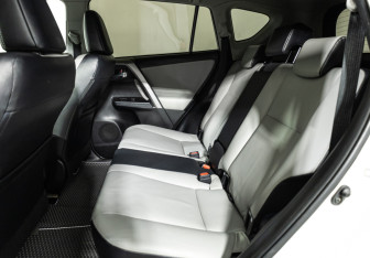 Подержанный автомобиль Toyota RAV4 2016 года (10 фото)