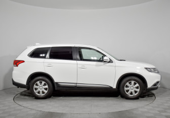 Подержанный автомобиль Mitsubishi Outlander 2017 года (4 фото)