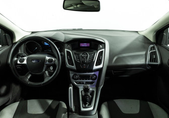 Подержанный автомобиль Ford Focus Sedan 2011 года (13 фото)