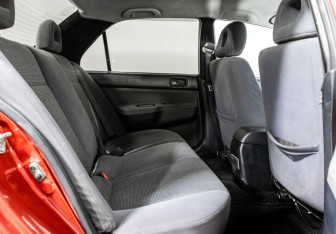 Подержанный автомобиль Mitsubishi Lancer Sedan 2005 года (15 фото)