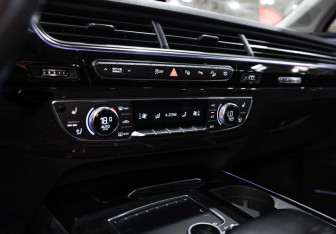 Подержанный автомобиль Audi Q7 2017 года (24 фото)