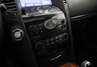 Подержанный автомобиль Infiniti QX70 2013 года (16 фото)