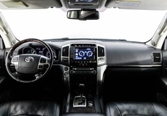Подержанный автомобиль Toyota Land Cruiser Suv 2012 года (11 фото)