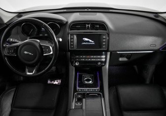 Подержанный автомобиль Jaguar F-Pace 2017 года (15 фото)