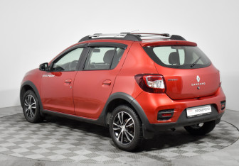 Подержанный автомобиль Renault Sandero 2016 года (7 фото)