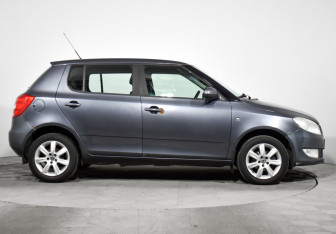 Подержанный автомобиль Skoda Fabia Hatchback 2011 года (4 фото)