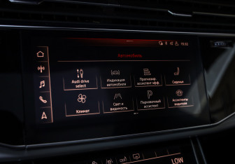 Подержанный автомобиль Audi Q8 2019 года (16 фото)