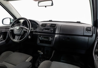 Подержанный автомобиль Skoda Fabia Hatchback 2011 года (9 фото)