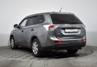Подержанный автомобиль Mitsubishi Outlander 2013 года (7 фото)