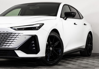Подержанный автомобиль Changan UNI-V 2023 года (2 фото)