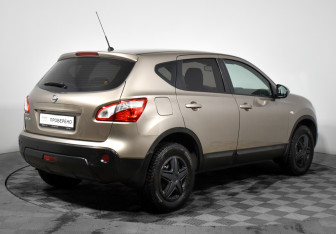 Подержанный автомобиль Nissan Qashqai 2012 года (5 фото)