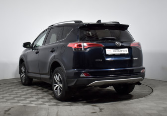 Подержанный автомобиль Toyota RAV4 2017 года (7 фото)