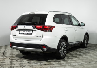 Подержанный автомобиль Mitsubishi Outlander 2018 года (5 фото)