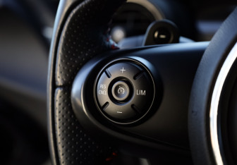 Подержанный автомобиль MINI Hatch 2020 года (12 фото)