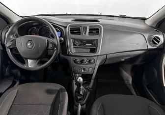 Подержанный автомобиль Renault Sandero 2018 года (14 фото)