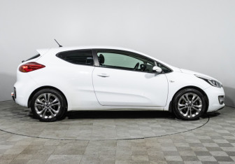 Подержанный автомобиль Kia Ceed Hatchback 2013 года (4 фото)