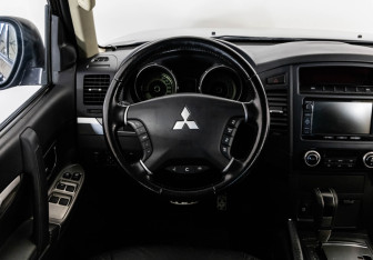 Подержанный автомобиль Mitsubishi Pajero 2014 года (11 фото)