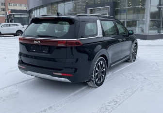 Подержанный автомобиль Kia Carnival 2022 года (4 фото)