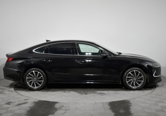 Подержанный автомобиль Hyundai Sonata 2021 года (4 фото)