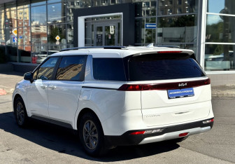 Подержанный автомобиль Kia Carnival 2021 года (6 фото)