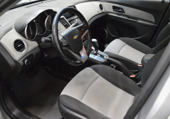 Подержанный автомобиль Chevrolet Cruze Hatchback 2012 года (10 фото)