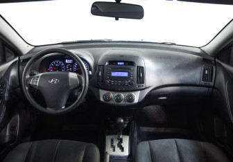 Подержанный автомобиль Hyundai Elantra Sedan 2010 года (9 фото)
