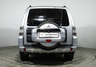 Подержанный автомобиль Mitsubishi Pajero 2011 года (6 фото)
