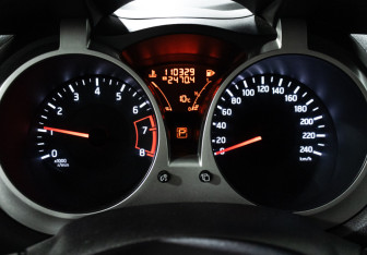 Подержанный автомобиль Nissan Juke 2011 года (12 фото)